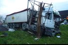 Převrácený kamion se štěrkem objíždějí v Ústí po trávě