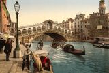 Jeden z nejznámějších benátských mostů - Rialto.