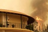 Požár ve vesnici Varvasaina na Peloponéském poloostrově, asi 350 kilometrů od Atén.