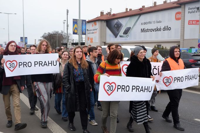 Demonstrace za snížení povolené rychlosti v Praze 13. dubna 2023.