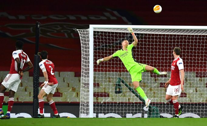 Bernd Leno v akci ve čtvrtfinále EL Arsenal - Slavia