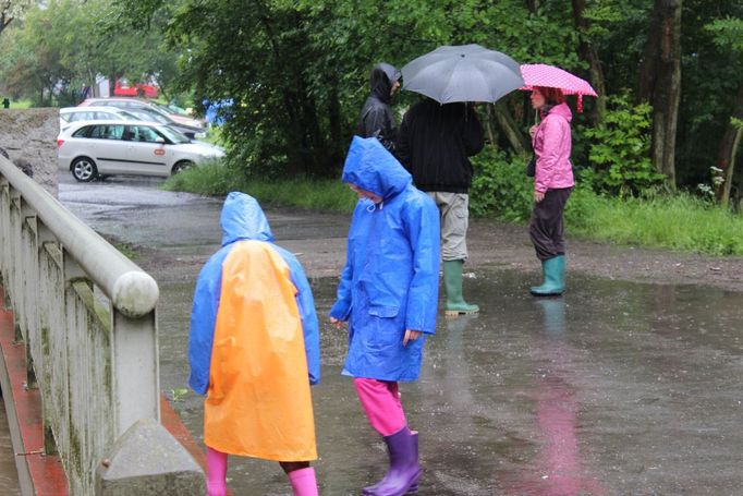 Nejméně 20 ze 70 rodin je pryč. Nejde tu elektřina, neteče teplá voda, vypnutý je i plyn.