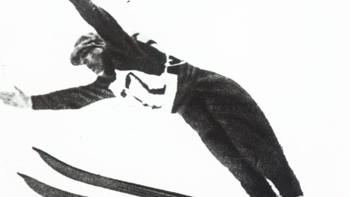 Rudolf Burkert na snímku zachycený v tradičním stylu prvních skokanů na lyžích