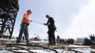 Iron workers Steven Cross (L) and Adam Cross prepare steel cables to lift iron beams on the 100th story of One World Trade Center in New York, April 30, 2012. The addition of iron columns to the 100th story pushed the height of One World Trade above that of the Empire State Building today. REUTERS/Lucas Jackson (UNITED STATES - Tags: CITYSPACE SOCIETY BUSINESS CONSTRUCTION) Published: Dub. 30, 2012, 11:47 odp.