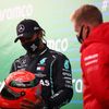 Lewis Hamilton po vítězství ve Velké ceně Eifelu s helmou Michaela Schumachera, kterou mu věnoval jeho syn Mick.