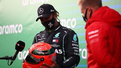 Lewis Hamilton po vítězství ve Velké ceně Eifelu s helmou Michaela Schumachera, kterou mu věnoval jeho syn Mick.