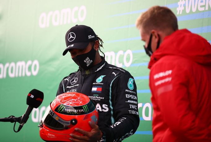 Lewis Hamilton po vítězství ve Velké ceně Eifelu s helmou Michaela Schumachera, kterou mu věnoval jeho syn Mick.