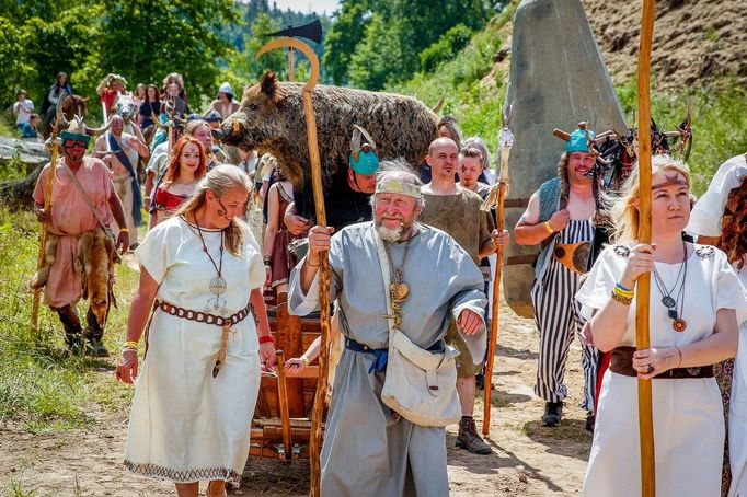 Kromě Selských slavností se v Holašovicích tradičně koná slavnost slunovratu a keltská ohňová noc a také představení Prodaná nevěsta (archivní fotografie).