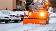 Zbýšov u Brna: Pluhy vyrážejí časně ráno do ulic a odhrnují čerstvě napadaný sníh.​