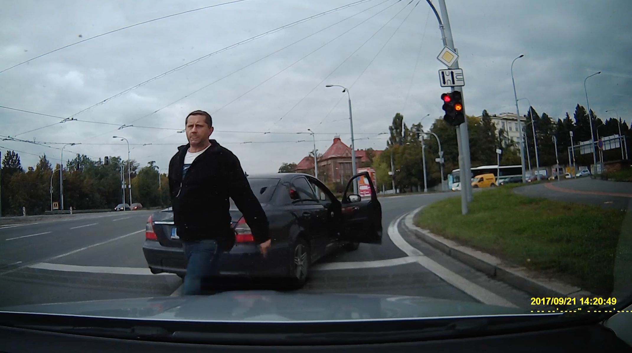 Tajná policie zastavila řidiče v Plzni. Sprostě mu nadávala a vyhrožovala