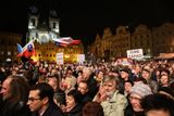 Sváteční večer přilákal do centra Prahy několik tisíc lidí.