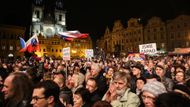 Sváteční večer přilákal do centra Prahy několik tisíc lidí.