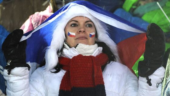 Deštníky jsou ve Vysočina Areně zakázány, jako deštník tak mohla posloužit i česká vlajka.