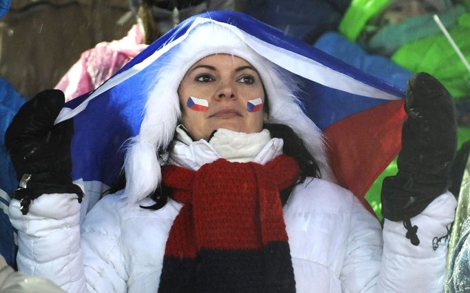 Deštníky jsou ve Vysočina Areně zakázány, jako deštník tak mohla posloužit i státní vlajka.