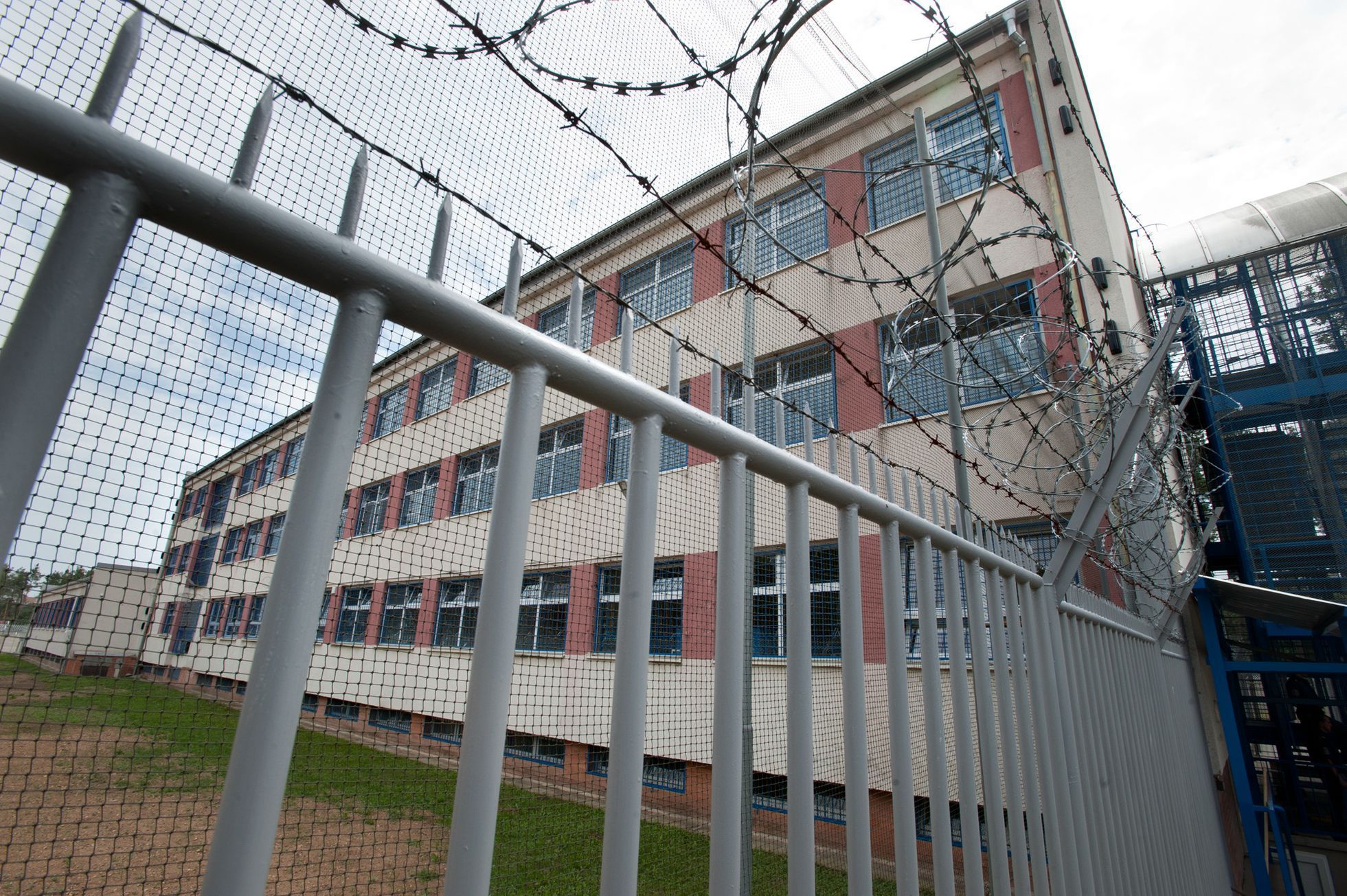 V břeclavské Poštorné otevřeli vězeňský areál pro 200 odsouzených.