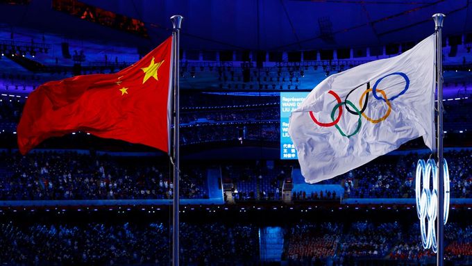 Slavnostní zahájení ZOH 2022 v Pekingu: čínská a olympijská vlajka