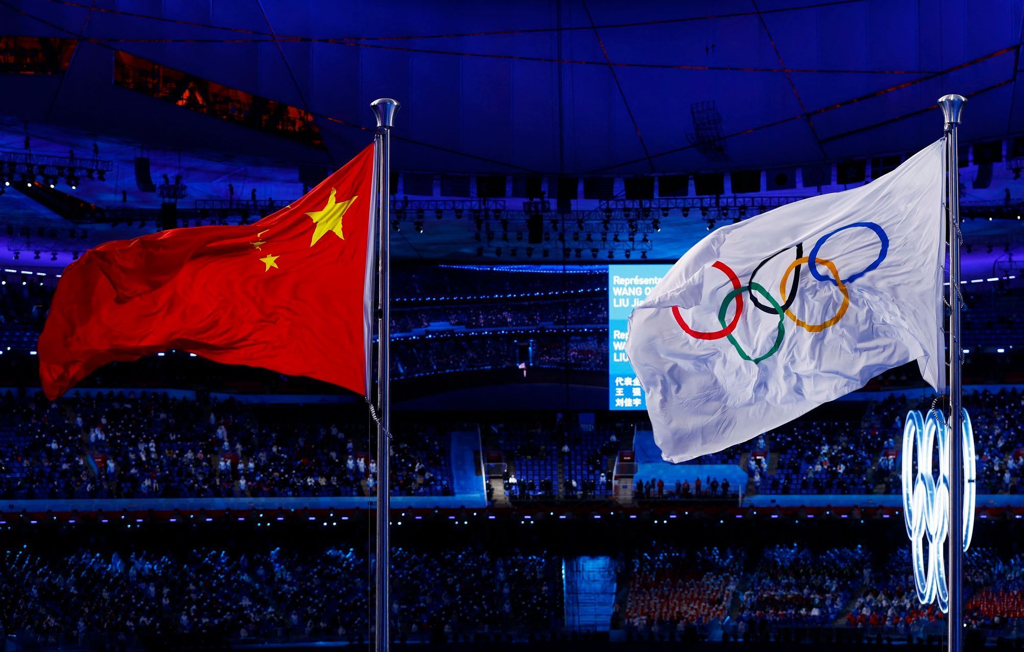 Slavnostní zahájení ZOH 2022 v Pekingu: čínská a olympijská vlajka