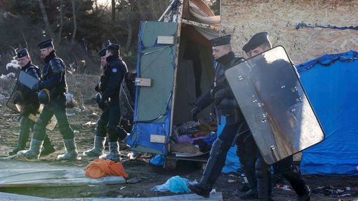 Policie dohlíží na vyklízení "Džungle" nedaleko Calais