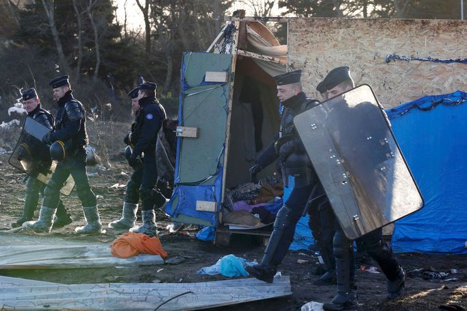 Policie dohlíží na vyklízení "Džungle" nedaleko Calais