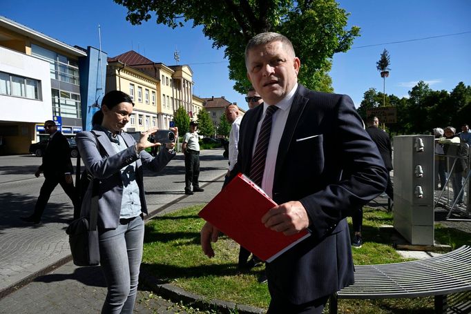 Premiér Robert Fico (Směr-SD) přichází ve středu 15. května 2024 na zasedání vlády do kulturního domu v Handlové v okrese Prievidza.