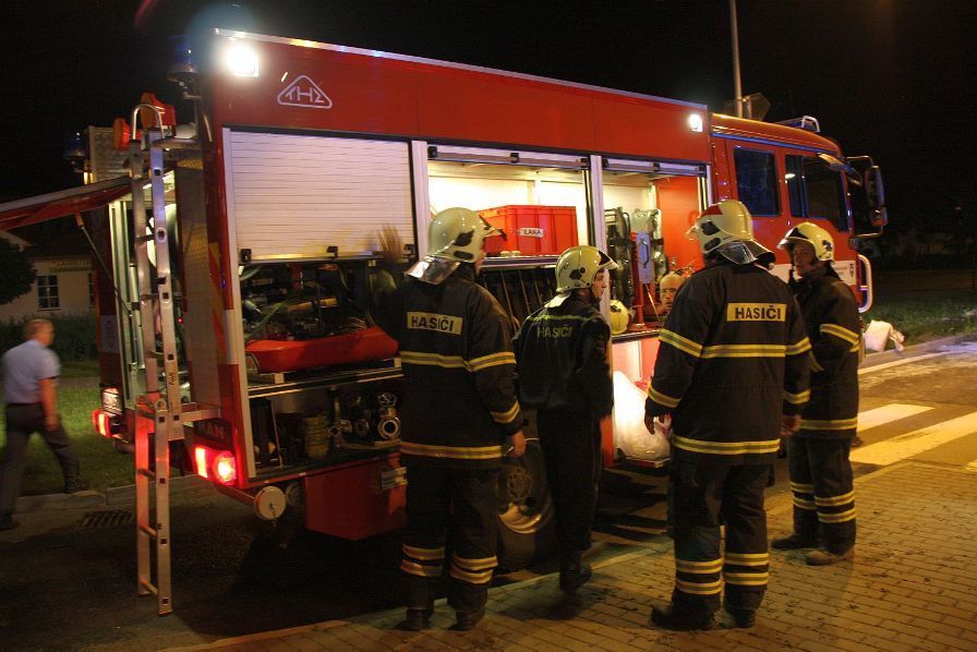 Řidič si při nehodě s autobusem vrazil do nohy nůž