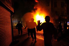 Další noc násilí a vypalování. Po Tottenhamu hořel Croydon