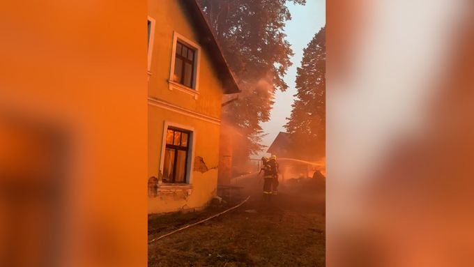 Žár ohnivé stěny se nedal vydržet. Záběry ukazují marný boj hasičů o domy v Mezné.