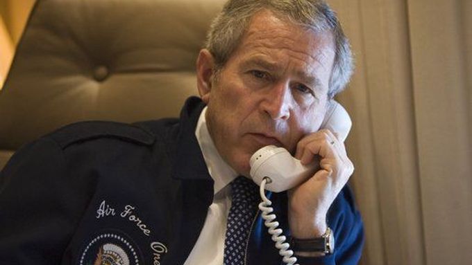"Není třeba být kvůli práci ve Washingtonu. Je úžasné, kolik se toho dá stihnout s telefony a faxy." - G. W. Bush