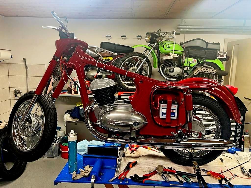 Renovujeme Jawu, druhý díl o skládání motorky