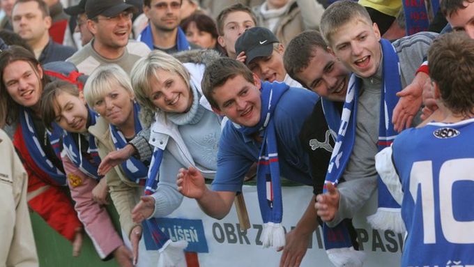 Amatérští fotbalisté Líšně si šokující vítězství náležitě užili.