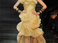 Modelka předvádí šaty od Armaniho. Francie
