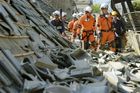 Japonci pátrají po přeživších ničivého zemětřesení, stále pohřešují nejméně jedenáct lidí