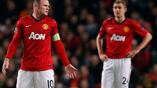 Fotbalista Manchesteru United Wayne Rooney debatuje v utkání Ligy Mistrů proti Braze.