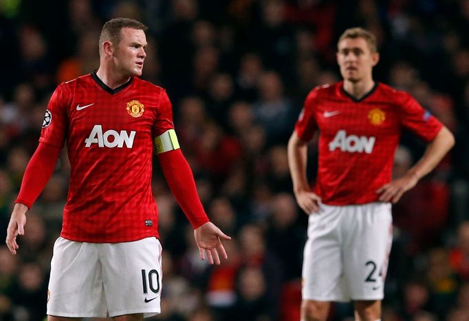 Fotbalista Manchesteru United Wayne Rooney debatuje v utkání Ligy Mistrů proti Braze.