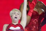 Už po prvním koncertu světového turné Bangerz bylo jasné, že si Miley Cyrus pro své fanoušky připravila extravagantní podívanou.