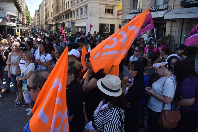 Protest v Marseille na podporu restaurace McDonald's, kterou chtějí zavřít.