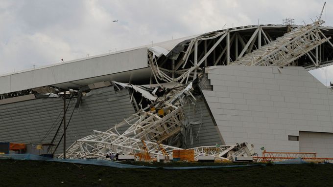 Tak se zřítil jeřáb na stadion v Sao Paulu
