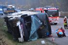 Autobus plný dětí vyjel v Německu z dálnice a havaroval, jedno dítě zemřelo