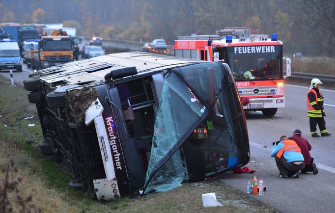 Na německé dálnici havaroval autobus plný dětí. Ty se vracely do Německa z jazykového kurzu v Británii.