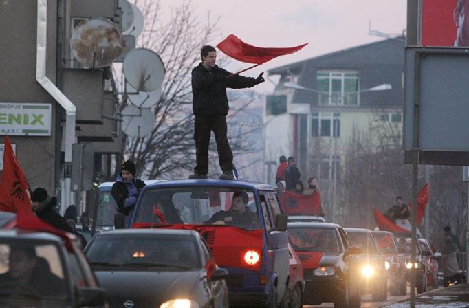 Vítězná jízda na střeše auta. To na Balkáně nemůže chybět.