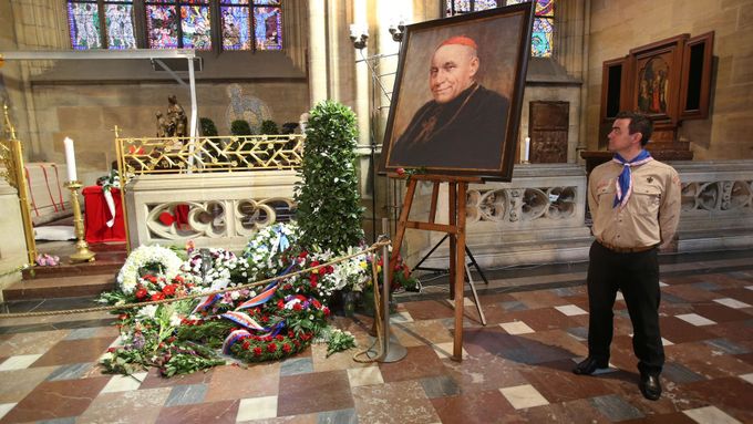 Foto: Splněné přání po padesáti letech. Kardinál Josef Beran je pohřben v rodné zemi