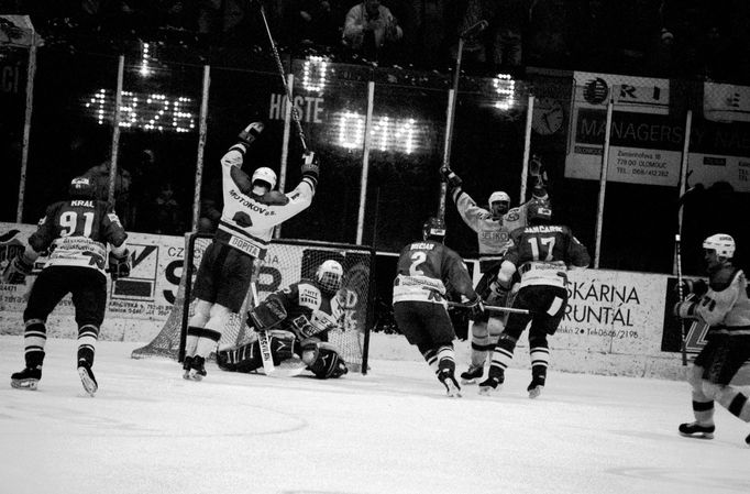 ELH 1993-94 finále Olomouc - Pardubice. Vlevo Dopita,přihlíží Mečiar,v pozadí se raduje Navrátil,  vpravo Jančařík.