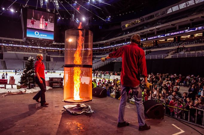 Představení Úžasného divadla fyziky