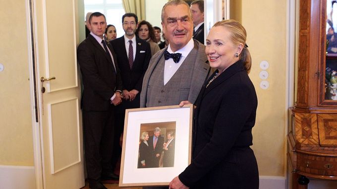 Americká ministryně dostala od Karla Schwarzenberga jako dárek fotografii, na níž se spolu s manželem Billem zdraví s prezidentem Václavem Havlem.