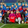 Trénink repre v Ostravě 2015: Fotbalisté přispěli na konto čtyřleté Verunce Gožďálové (dole uprostřed) postižené dětskou obrnou.