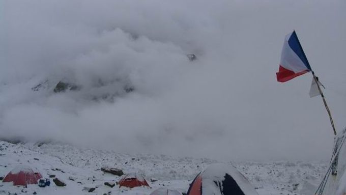 Pohled na základní tábor nedává pokusům o zolání K2 příliš velkou naději.