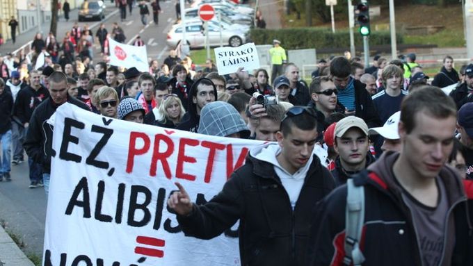 Slávisté při protestním pochodu na Žižkov.
