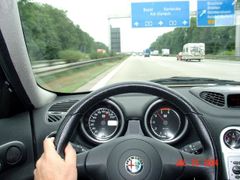 Teoreticky je rychlost na dálnicích v Německu neomezená. Dvoustovkou se dá jet ale málokdy - provoz je totiž hustý.