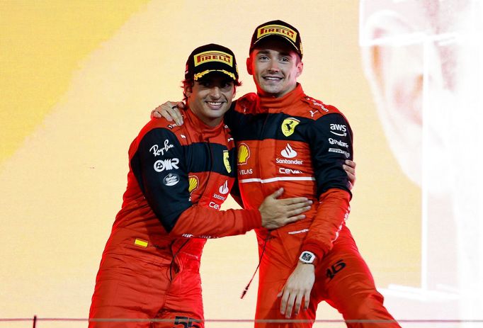 Piloti Ferrari Carlos Sainz junior a Charles Leclerc slaví double ve VC Bahrajnu F1 2022