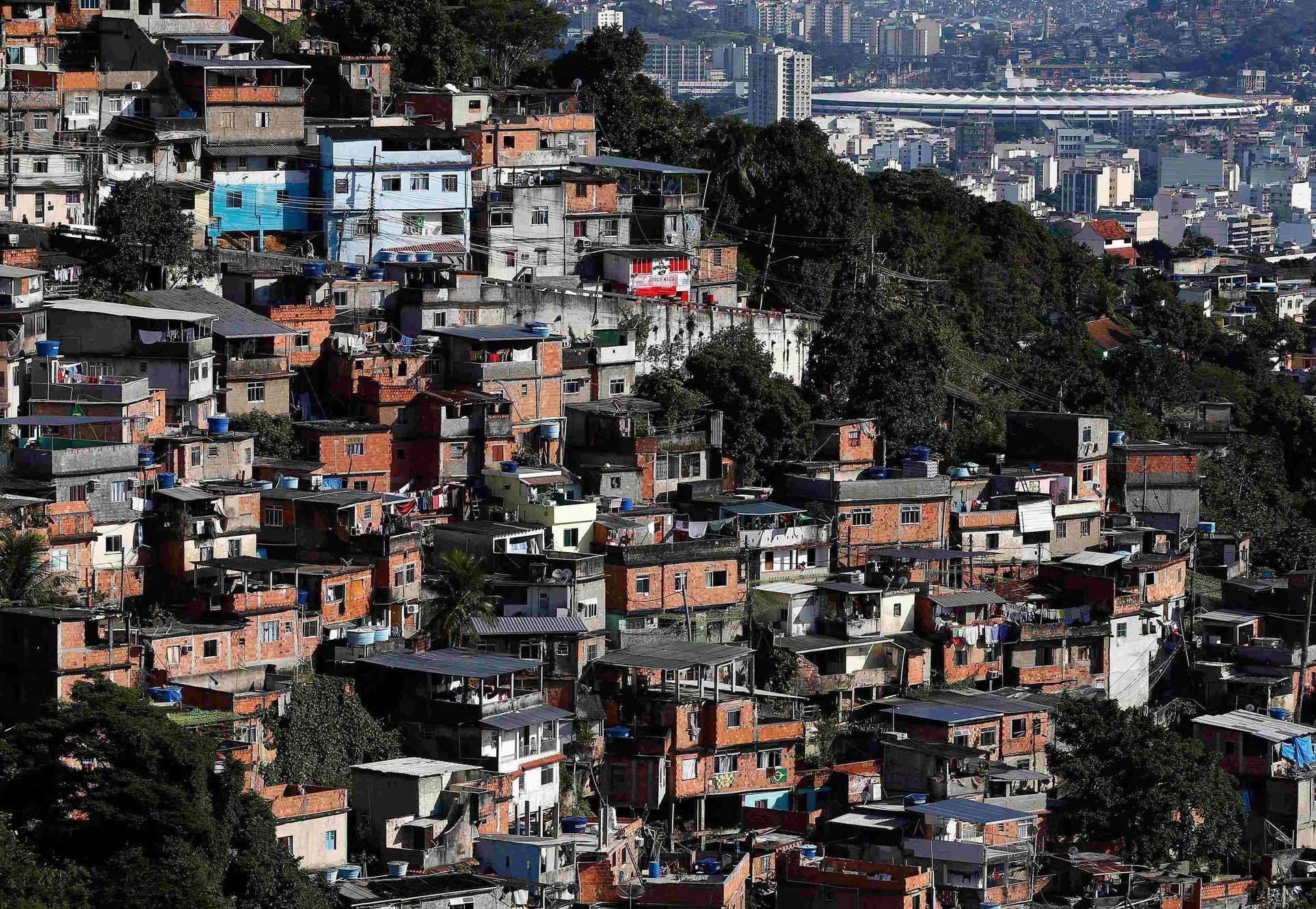 Jedna z chudinských čtvrtí v Rio de Janeiru, v pozadí je vidět stadion Maracana.